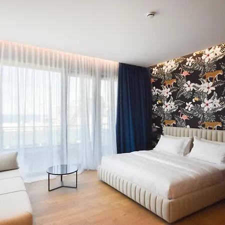 Flamingo & Hotel Vlore