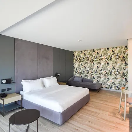 Flamingo & 4*