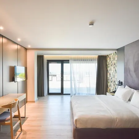 Flamingo & 4*
