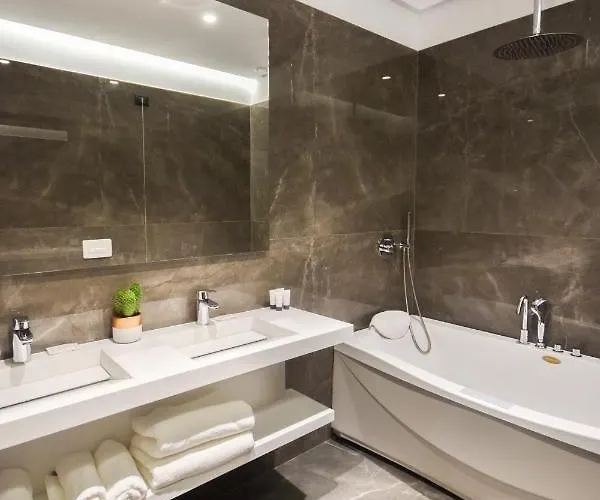 מלון Flamingo Radhimë